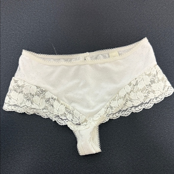 Vanity Fair Cream Lace Trim Panties - Picture 1 of 2